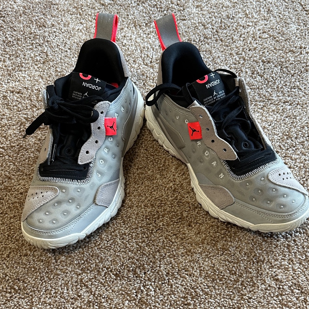 Women’s size 9 Jordan Delta 2